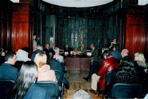 Programul Burse studențești al Fundației Niște țărani, 6 octombrie 2010, Biblioteca Metropolitană Mihail Sadoveanu București, acad.Dinu Giurescu, Dinu Săraru, Aurelia Dinu, Nicolae Dragoș, Florin Rotaru și studenții bursieri la festivitatea de acordare a burselor studențești la începutul anului universitar, în cadru festiv