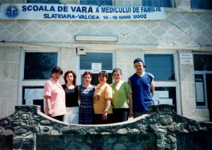 Școala de vară a cursurilor post-universitare pentru medicii de familie din mediul rural, 13-15 iunie 2002, Casa de Cultură Țărănească, comuna Slătioara județ Vâlcea, foto secretariat școală