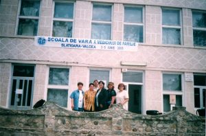 Școala de vară a cursurilor post-universitare pentru medicii de familie din mediul rural, 3 iunie 2005 , Casa de Cultură Țărănească, comuna Slătioara județ Vâlcea, fotografie grup medici