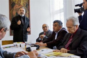 Înființarea Universității Țărănești DIMITRIE GUSTI, 8 septembrie 2008, Casa de Cultură Țărănească, comuna Slătioara, Dinu Săraru – președintele fondator al Fundației NIȘTE ȚĂRANI împreună cu prof.univ.dr.Ilie Bădescu, arh.Pavel Popescu la deschiderea lucrărilor