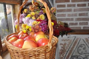 Premiile naţionale anuale ale Fundaţiei ,,Nişte ţărani’’, 26.10.2014, coş cu mere şi flori