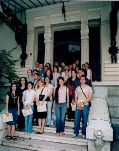 Acordarea burselor studențești, Biblioteca Metropolitană ,,Mihail Sadoveanu” din București, 10 octombrie 2006, fotografie de grup cu studentii bursieri
