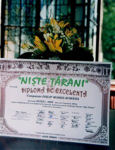 Diploma semnată de toți studenții bursieri ai Fundației acordată sponsorului acestui program firma PHILIP MORRIS ROMÂNIA