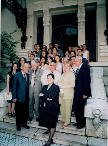 Acordarea burselor studențești, Biblioteca Metropolitană ,,Mihail Sadoveanu” din București, 10 octombrie 2007, fotografie de grup la acordarea burselor în cadru festiv, studenți, conducerea fundației și sponsori, la începerea anului școlar universitar: acad. Constantin Ionete, Aurelia Dinu, Georgeta Filitti, Dinu Săraru, acad. Dinu C. Giurescu, prof.univ.dr.Vasile Cândea – președintele A.O.Ș.R