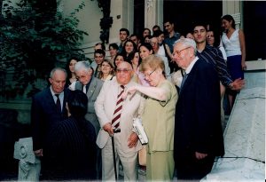 Acordarea burselor studențești, Biblioteca Metropolitană ,,Mihail Sadoveanu” din București, 10 octombrie 2007, fotografie de grup la acordarea burselor în cadru festiv, studenți, conducerea fundației și sponsori, la începerea anului școlar universitar: acad. Constantin Ionete, Aurelia Dinu, Georgeta Filitti, Dinu Săraru, acad. Dinu C. Giurescu, prof.univ.dr.Vasile Cândea – președintele A.O.Ș.R