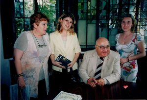 Programul Burse studențești al Fundației Niște țărani, Biblioteca Metropolitană Mihail Sadoveanu București, Dinu Săraru împreună cu studentele bursiere Andrea Ghircă și Andrea Bugheanu și Elena Văduva, la acordarea burselor studențești