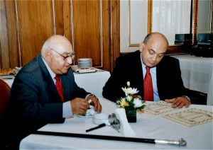 Programul Burse studențești al Fundației Niște țărani, iulie 2008, Restaurantul Capșa, Dinu Săraru și sponsorul Peter Imre semnează diplomele acordate studenților bursieri, împreună cu bursa, în cadru festiv