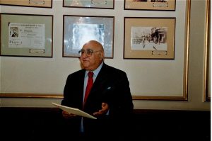 Programul Burse studențești al Fundației Niște țărani, iulie 2008, Restaurantul Capșa, Dinu Săraru acordând bursa și diplomele studenților bursieri înscriși în acest program, în cadru festiv