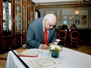 Programul Burse studențești al Fundației Niște țărani, iulie 2009, Restaurantul Capșa, Dinu Săraru semnând diplomele studenților bursieri înscriși în acest program, în cadru festiv