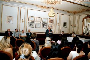 Programul Burse studențești al Fundației Niște țărani, iulie 2009, Restaurantul Capșa, Valentina Pricop, Aurelia Dinu, Dinu Săraru, Nicolae Dragoș, Florin Rotaru, Sorin Mihăilescu, Peter Imre la acordarea burselor și diplomele studenților bursieri înscriși în acest program, în cadru festiv