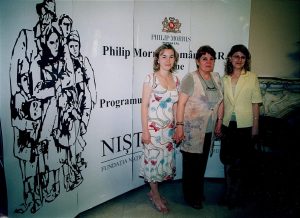 Programul Burse studențești al Fundației Niște țărani, Biblioteca Metropolitană Mihail Sadoveanu București, Elena Văduva împreună cu studentele bursiere Andrea Ghircă și Andrea Bugheanu la acordarea burselor studențești