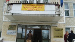 Școala de vară a cursurilor post-universitare pentru medicii de familie din mediul rural, 18 iulie 2010, Casa de Cultură Țărănească, comuna Slătioara județ Vâlcea, foto intrare și panou prezentare ediția a X-a