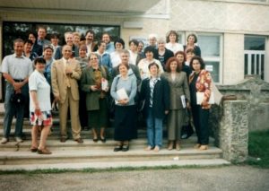 Școala de vară a cursurilor post-universitare pentru medicii de familie din mediul rural, 13-15 iunie 2002, Casa de Cultură Țărănească, comuna Slătioara județ Vâlcea, fotografie de grup la terminare împreună cu lector – prog.univ.dr.Alexandru Ciocâlteu
