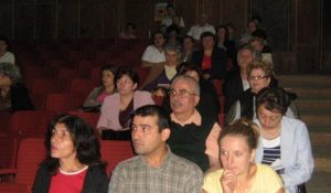 Programul sănătatea țăranului român, școala de vară a cursurilor post-universitare pentru medicii de familie din mediul rural, 18 iulie 2010, Casa de Cultură Țărănească, comuna Slătioara județ Vâlcea, foto în timpul cursurilor