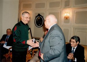 DINU SĂRARU CU GHE DINICĂ CÂND ÎI ÎNMÂNEAZĂ DIPLOMA DE SOCIETAR