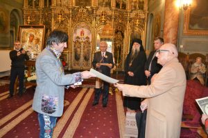 Scriitorul Dinu Săraru oferă artistului Laurențiu Dimișcă premiul Fundației Naționale ”Niște Țărani” pentru artă plastică - 12 nov. 2016