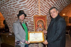 Sorin Mihăilescu acordă artistului Laurențiu Dimișcă diploma pentru expoziția de pictură ”Cu dragoste, din București” de la Galeria Contrast