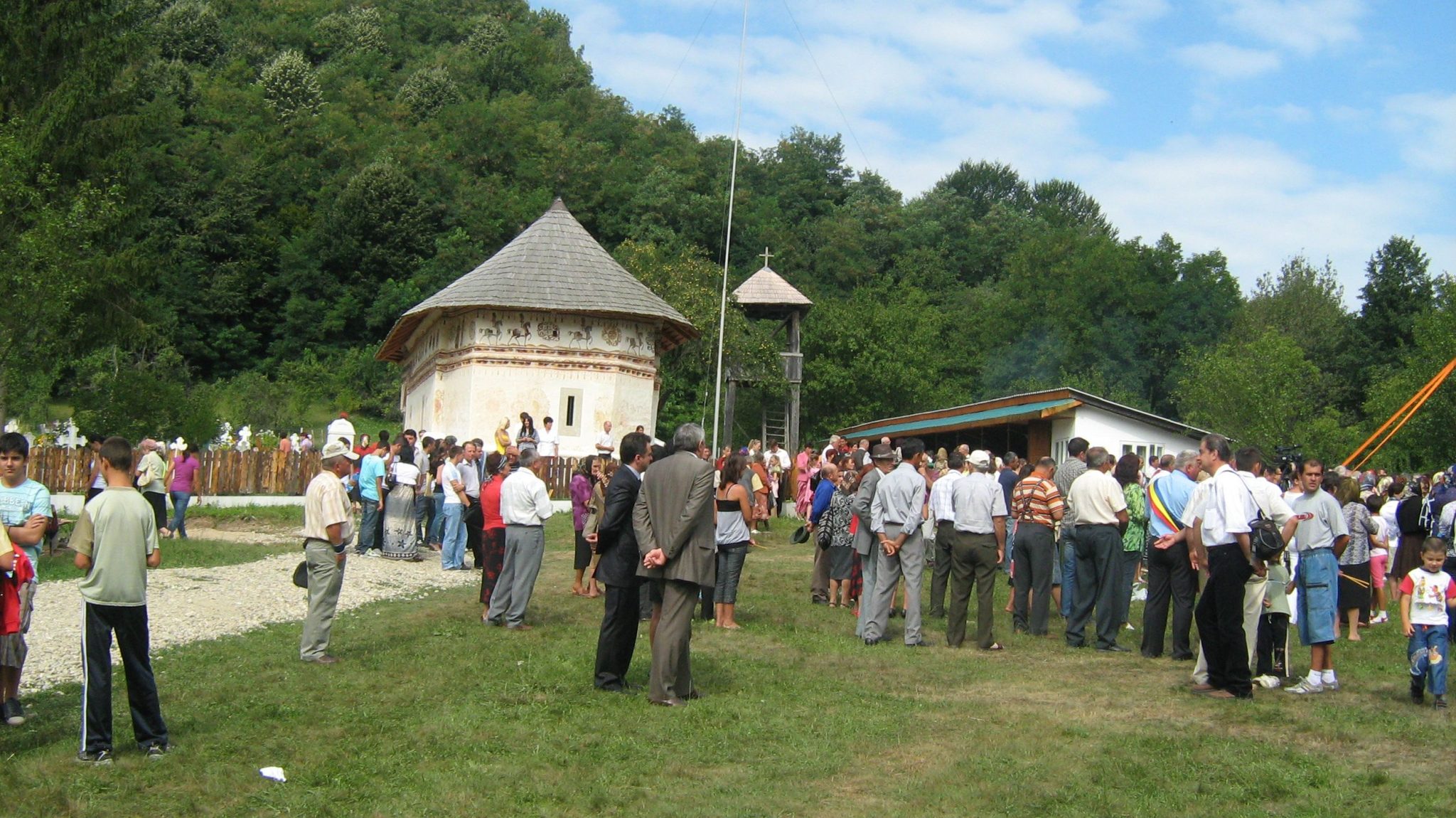 com.Slătiora, Vâlcea, 22 august 2010 - Participanți la resfințirea Bisericuței Viorești